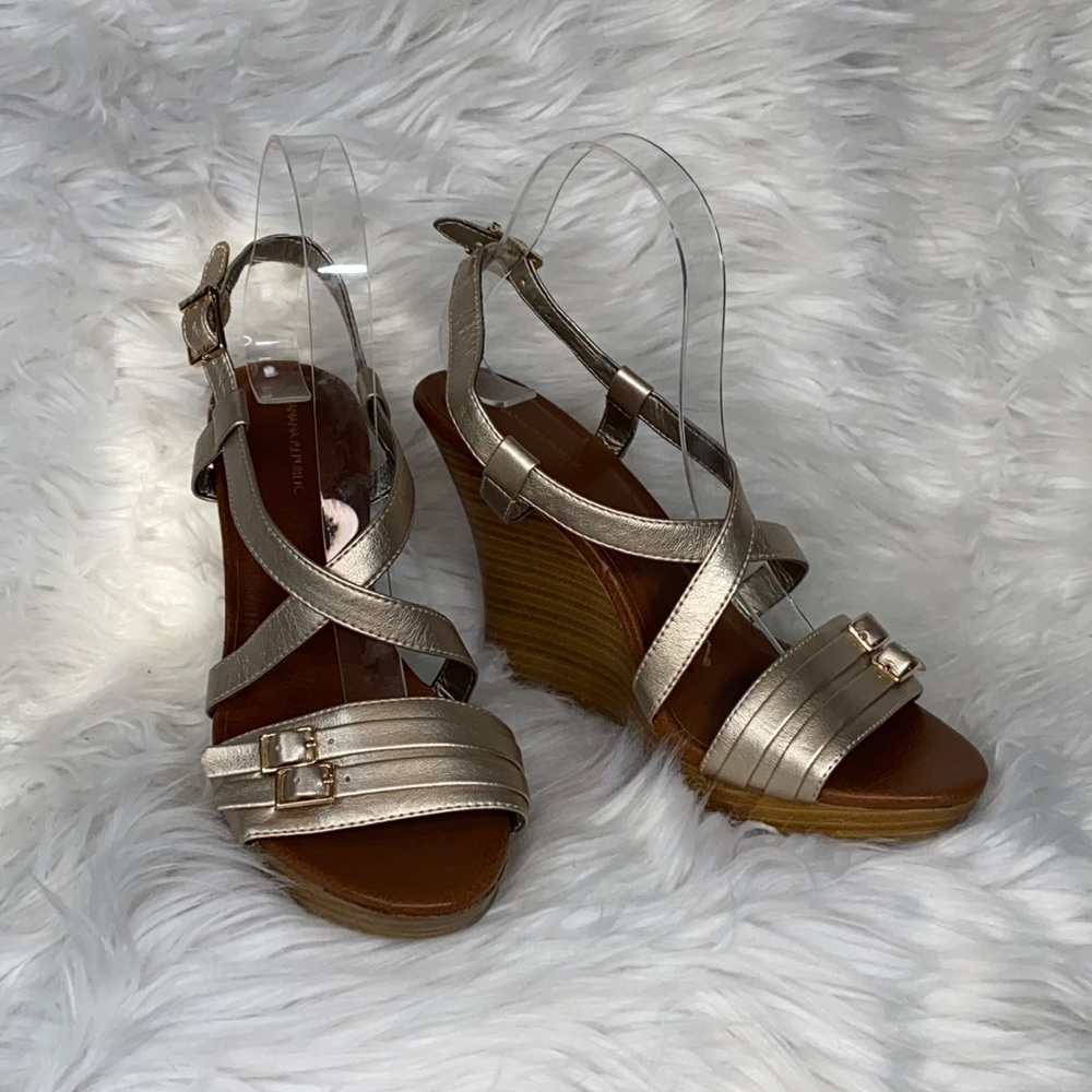Banana Republic New without Tags Gold Buckle Strappy Wedge Heels